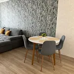 Lakeside 아파트
